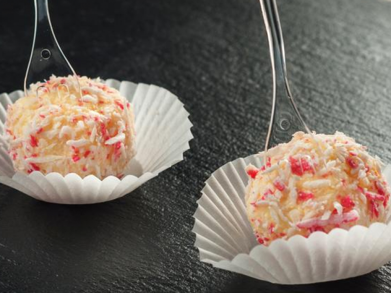 Канапе сырное в кокосовой стружке